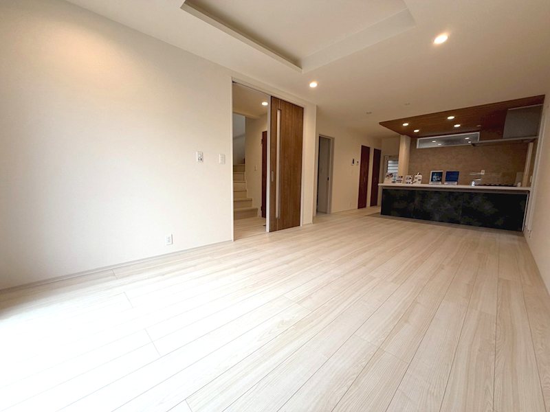 山之上西町全2棟新築分譲地内1号棟 南西の大きな窓から採光のあるLDK18.875帖