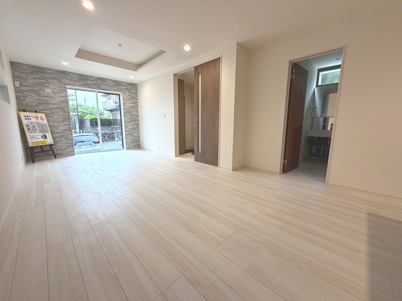 山之上西町全2棟新築分譲地内1号棟 南西の大きな窓から採光のあるLDK18.875帖