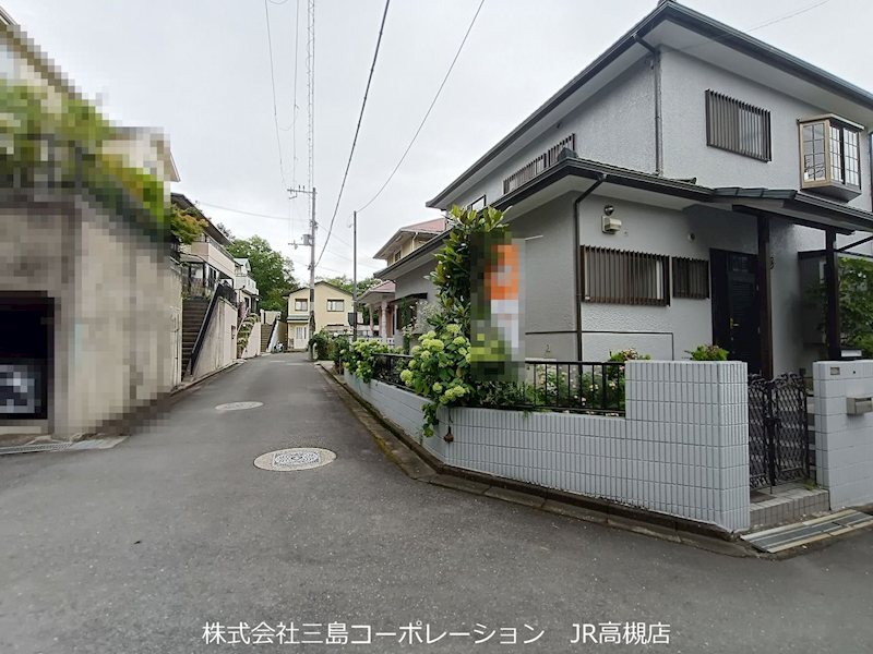 高槻市日吉台三番町　中古一戸建 現地写真（前面道路含む現地写真）