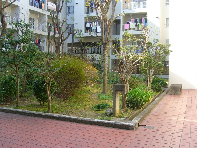 千里月見ヶ丘ハイツC棟  敷地内
