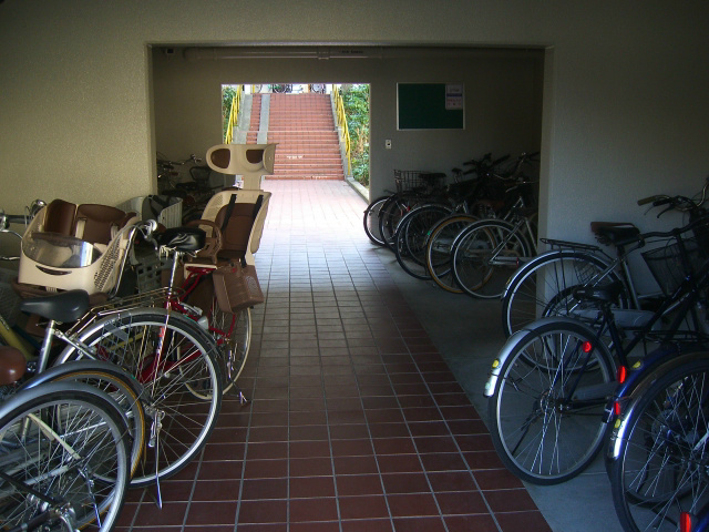 千里月見ヶ丘ハイツC棟  駐輪場