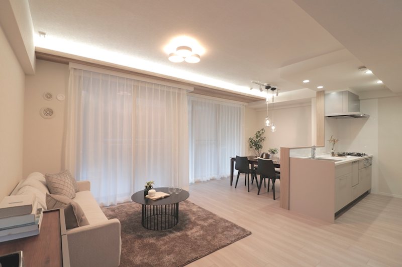 サンメゾン枚方朝日丘かえで館 南西側から採光のある床暖房付のLDK15.7帖　床フローリング、壁天井クロス張替