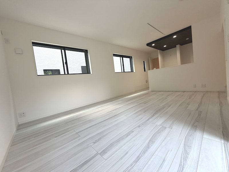 成田町MELDIA新築分譲地内A号棟 床暖房のぬくもりに包まれる、家族団らんの広々19帖LDK