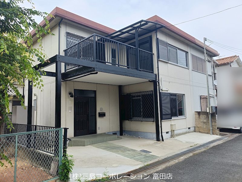 高槻市寿町3丁目　中古テラスハウス 日当たりの良い角地に佇む、2階建ての住宅です。周辺の落ち着いた環境は、新しい生活を始めるのにぴったり。ぜひ一度、現地で雰囲気をお確かめください。