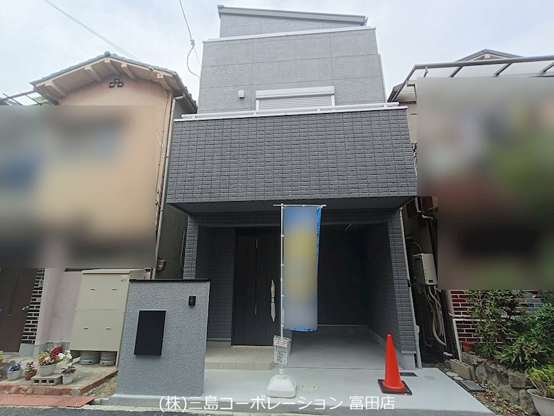 現代的なデザインの外観が目を引く一戸建て。カースペースも完備しており、雨の日も安心です。ぜひ現地でご体感ください。