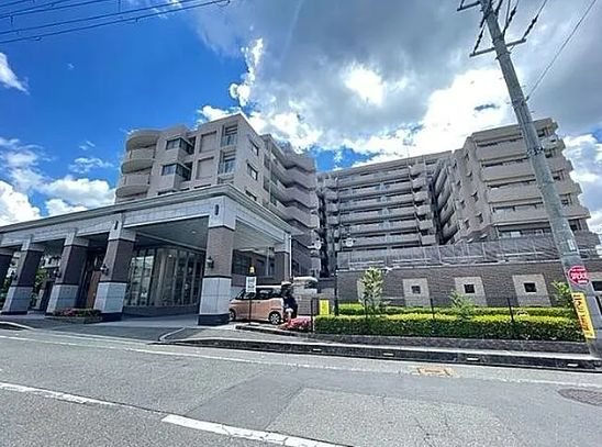 ライオンズガーデン枚方藤阪 ＪＲ藤阪駅まで徒歩13分、長尾駅まで徒歩16分　ファミリーマート徒歩1分