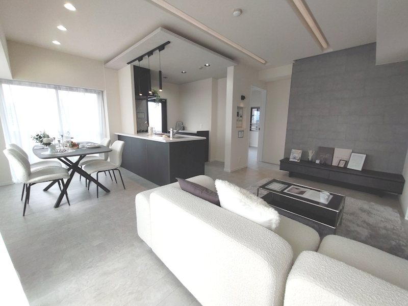 ライオンズガーデン枚方藤阪 北側、西側から採光のあるLDK15.47帖　床フローリング、壁天井クロス張替