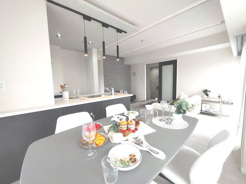 ライオンズガーデン枚方藤阪 北側、西側から採光のあるLDK15.47帖　床フローリング、壁天井クロス張替
