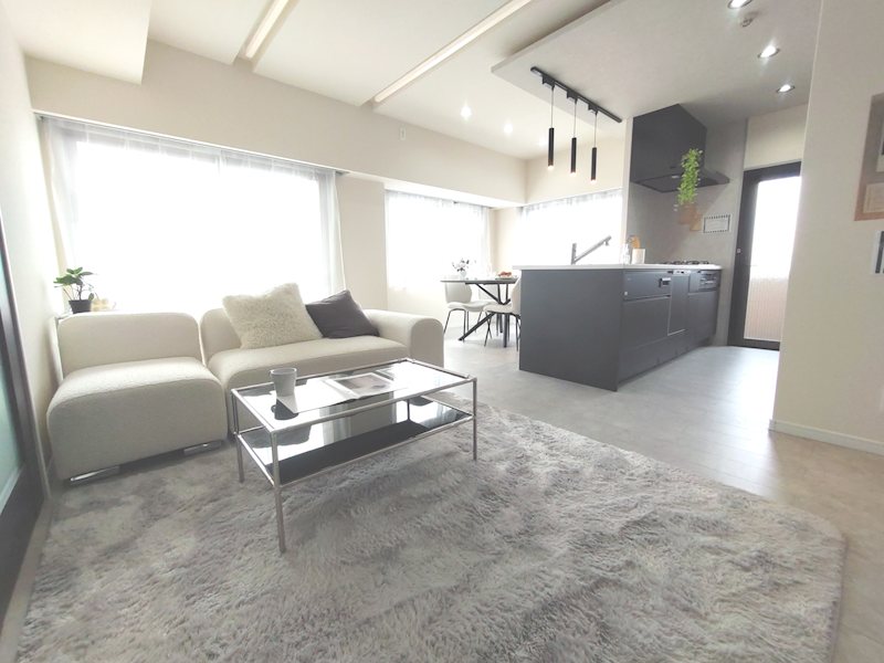 ライオンズガーデン枚方藤阪 北側、西側から採光のあるLDK15.47帖　床フローリング、壁天井クロス張替