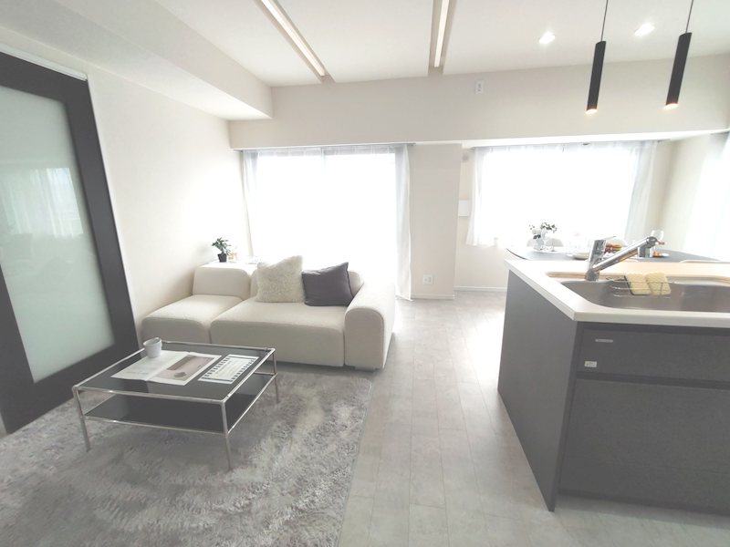 ライオンズガーデン枚方藤阪 北側、西側から採光のあるLDK15.47帖　床フローリング、壁天井クロス張替