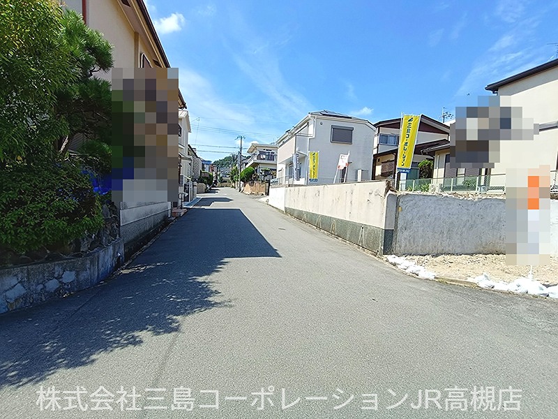高槻市安岡寺町5丁目　売土地 ■現地（前面道路含む）／■周辺環境■バス停「上の口」徒歩3分／DAISO・コーヨー約1100ｍ／セブンイレブン約1200ｍ／高槻松が丘郵便局約200ｍ