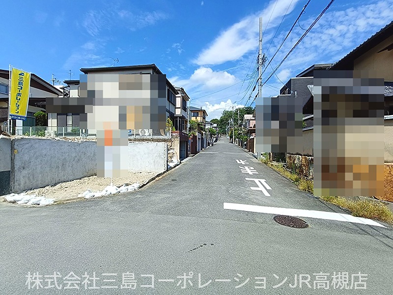 高槻市安岡寺町5丁目　売土地 ■現地（前面道路含む）／■周辺環境■バス停「上の口」徒歩3分／DAISO・コーヨー約1100ｍ／セブンイレブン約1200ｍ／高槻松が丘郵便局約200ｍ