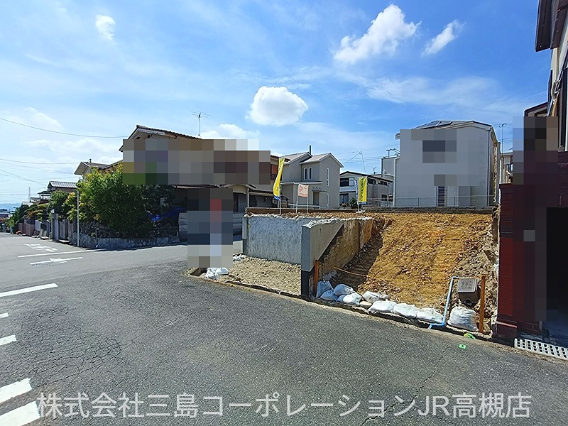 高槻市安岡寺町5丁目　売土地 ■現地（前面道路含む）／■周辺環境■バス停「上の口」徒歩3分／DAISO・コーヨー約1100ｍ／セブンイレブン約1200ｍ／高槻松が丘郵便局約200ｍ