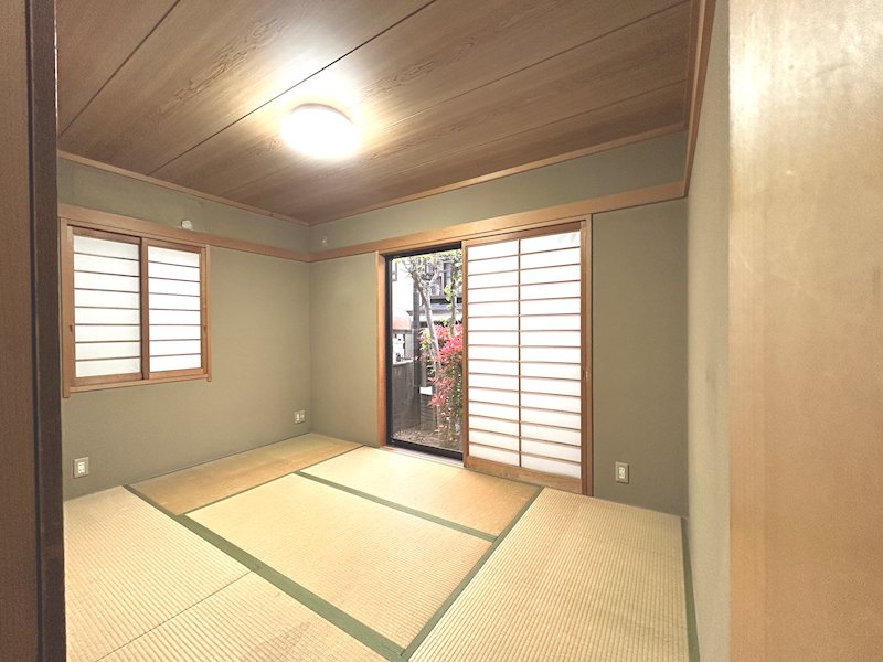 東香里元町一戸建既存住宅 1階お庭に面した和室6帖　畳があれば癒されます