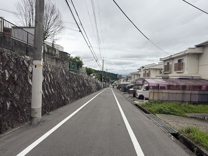茨木市山手台4丁目　中古テラスハウス 現地写真（前面道路含む現地写真）