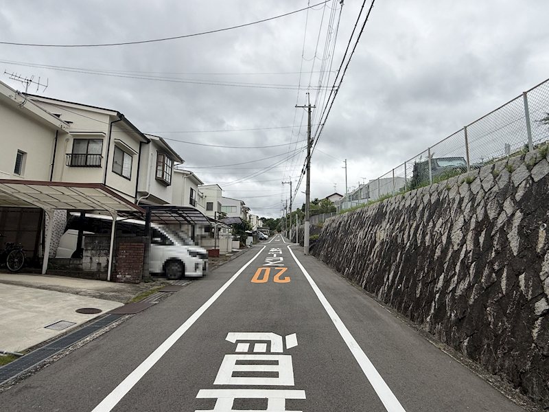 茨木市山手台4丁目　中古テラスハウス 現地写真（前面道路含む現地写真）