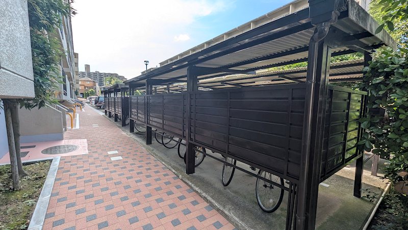 メゾン千里丘P棟   屋根付き駐輪場