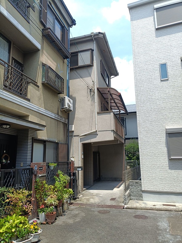 吹田市南正雀2丁目　中古一戸建 閑静な住宅街に佇む物件。駐車スペース付きで、お車をお持ちの方にも便利です。周辺環境と合わせて、ぜひ一度現地をご覧ください。