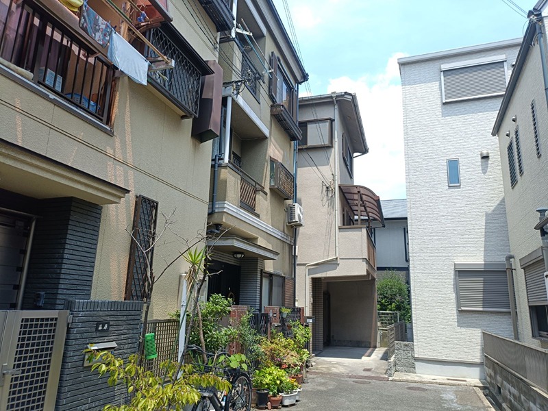 吹田市南正雀2丁目　中古一戸建 穏やかな住宅街に佇む複数の建物。光が差し込む街並みで、日々の暮らしを快適に。