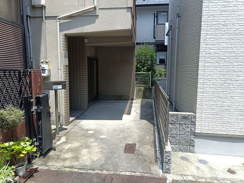 吹田市南正雀2丁目　中古一戸建 閑静な住宅街に佇む、落ち着いた雰囲気の玄関。アプローチはフラットで、毎日の出入りもスムーズです。