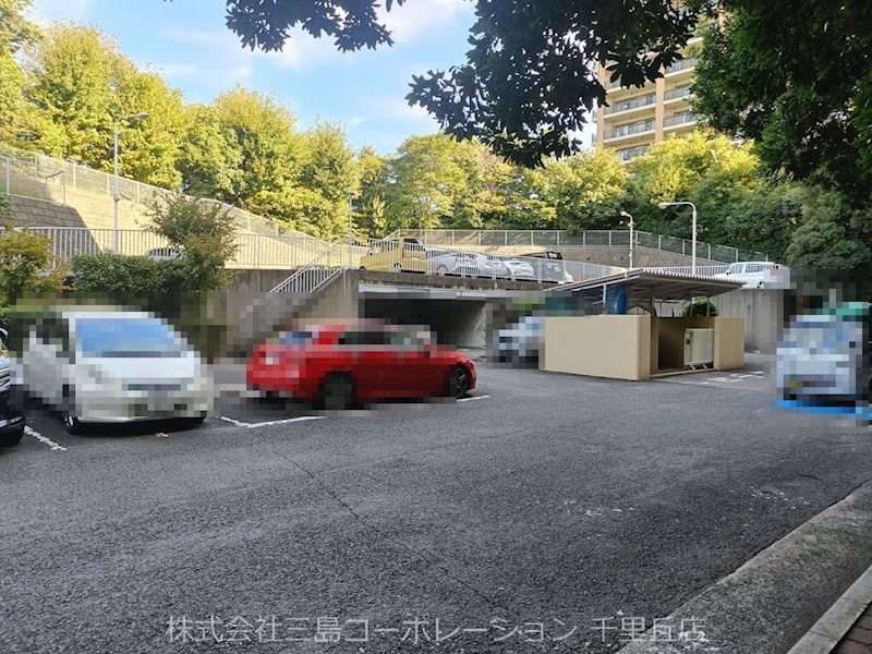 東急ドエル・アルス千里丘 共用部写真（駐車場）