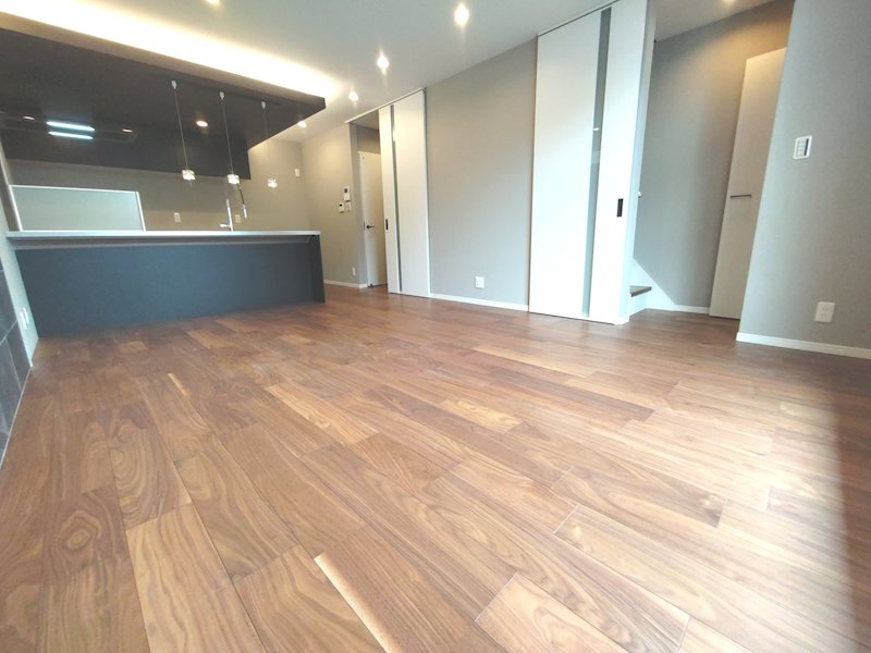 走谷1丁目一戸建再生既存住宅 床フローリング、壁天井クロス張替　キッチン新調の約16帖のLDK