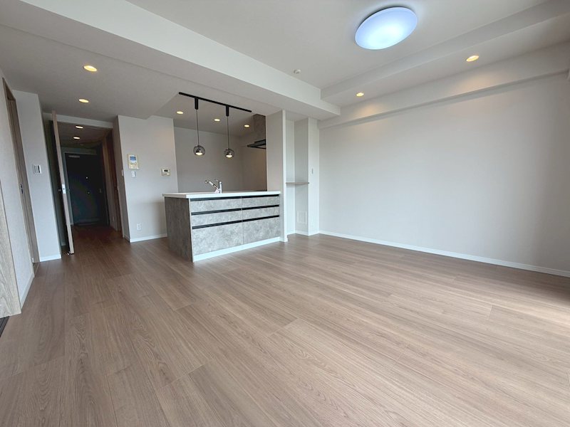 サンメゾン枚方朝日丘ELDO 南東向きバルコニーに面した明るいLDK約14.5帖壁天井クロス貼替、システムキッチン新調