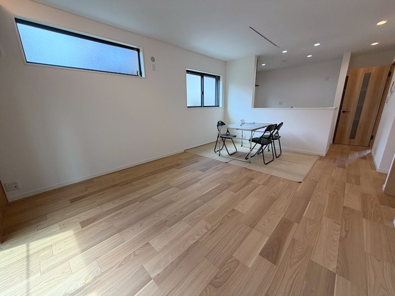 印田町MELDIA新築分譲地内B号棟 床暖房のぬくもりに包まれる、家族団らんの広々16.2帖LDK