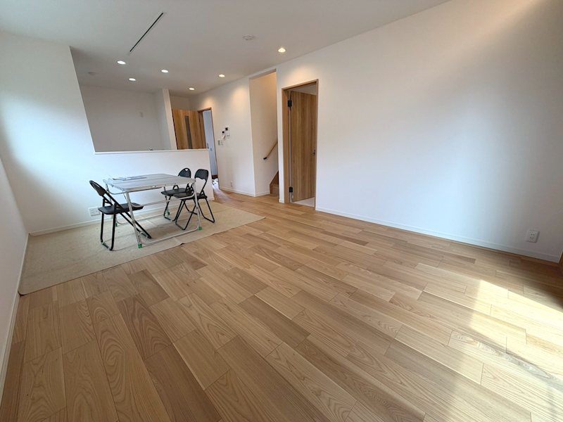 印田町MELDIA新築分譲地内B号棟 床暖房のぬくもりに包まれる、家族団らんの広々16.2帖LDK