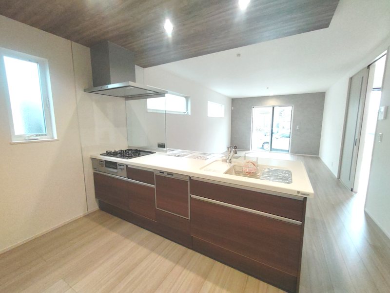 渚元町限定1邸新築分譲住宅 ご家族とのコミュニケーションに食洗器付対面式システムキッチン　キッチン背面に約3帖の洗面室のスマート家事動線