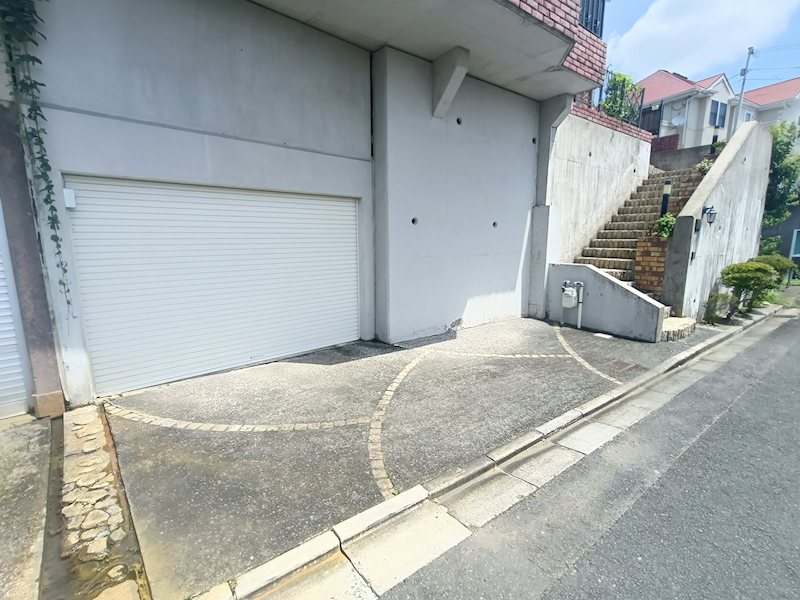 高槻市美しが丘2丁目　中古一戸建 来客用にも嬉しい駐車スペース２台あり