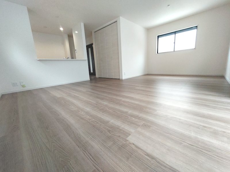 東香里元町LiveleGardenS全2棟新築分譲住宅地内1号棟 南、東、西側から採光のある19.8帖の明るいLDK