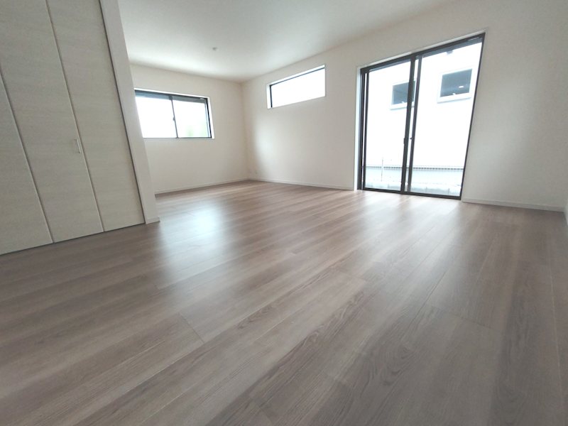 東香里元町LiveleGardenS全2棟新築分譲住宅地内1号棟 南、東、西側から採光のある19.8帖の明るいLDK