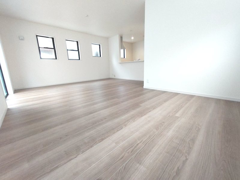 東香里元町LiveleGardenS全2棟新築分譲住宅地内1号棟 南、東、西側から採光のある19.8帖の明るいLDK