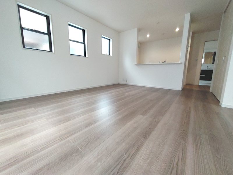 東香里元町LiveleGardenS全2棟新築分譲住宅地内1号棟 南、東、西側から採光のある19.8帖の明るいLDK