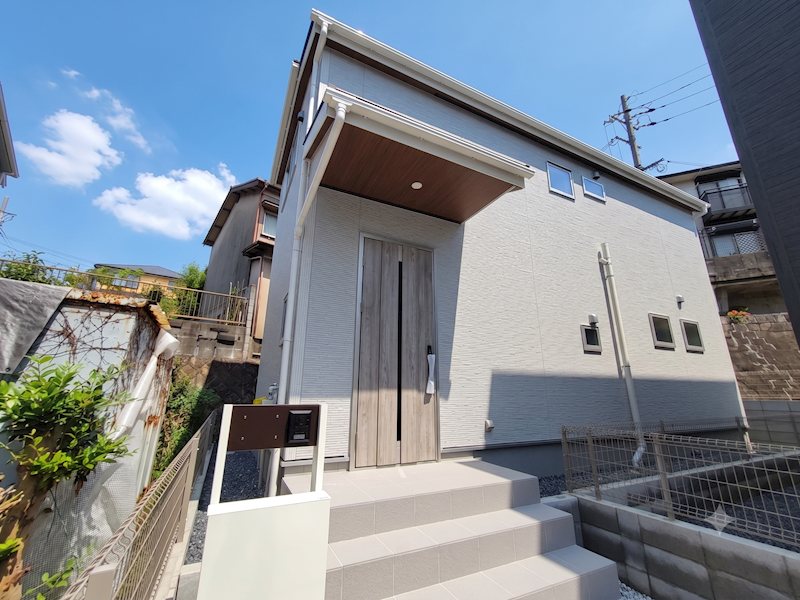 東香里元町LiveleGardenS全2棟新築分譲住宅地内2号棟 東香里元町　第一種低層住居専用地域の閑静な住宅地内に新築一戸建が完成しました。駐車スペース3台は魅力です（車種制限有）