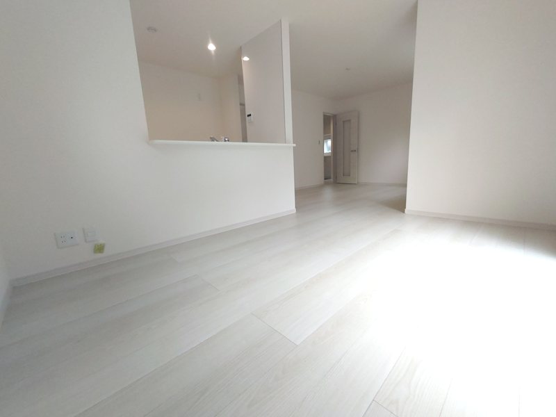 東香里元町LiveleGardenS全2棟新築分譲住宅地内2号棟 南側から採光のある約17.2帖の明るいLDK