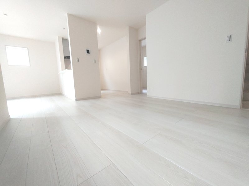 東香里元町LiveleGardenS全2棟新築分譲住宅地内2号棟 南側から採光のある約17.2帖の明るいLDK