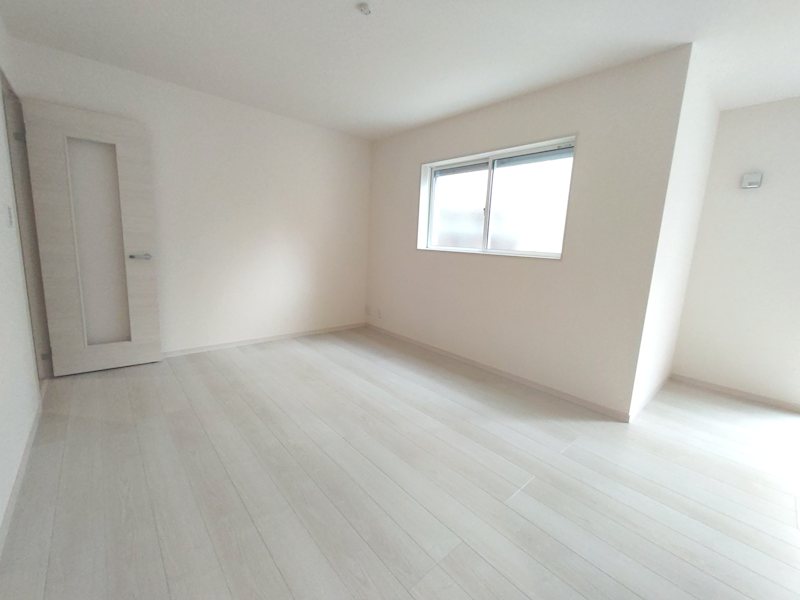 東香里元町LiveleGardenS全2棟新築分譲住宅地内2号棟 南側から採光のある約17.2帖の明るいLDK