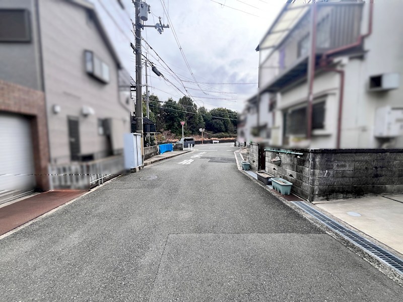 茨木市平田台 売土地 A号地 現地写真（前面道路含む現地写真）