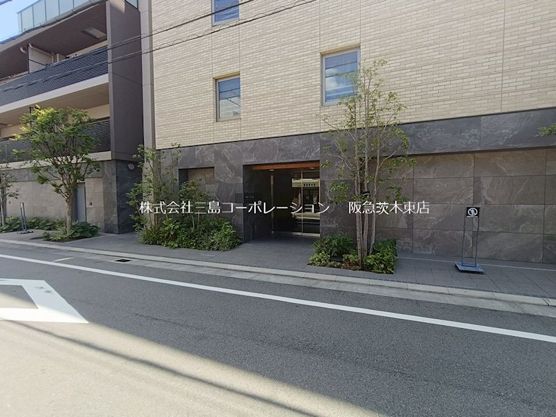 イニシア茨木プレシアスコート 現地写真（玄関）