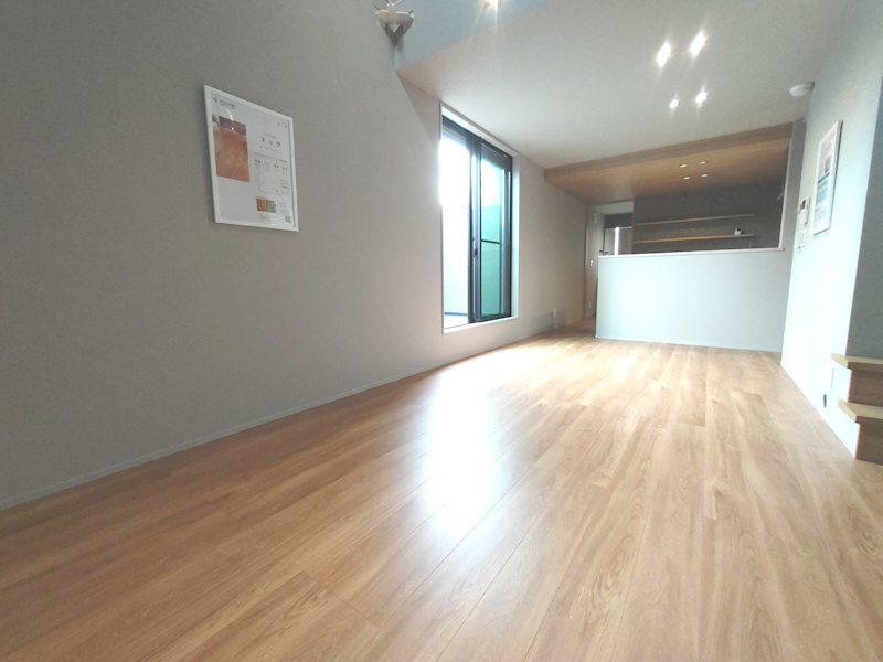 宮之阪3丁目2区画新築分譲住宅2号棟 吹抜けのある開放的なLDK16帖　キッチン背面洗面室のスマート家事動線