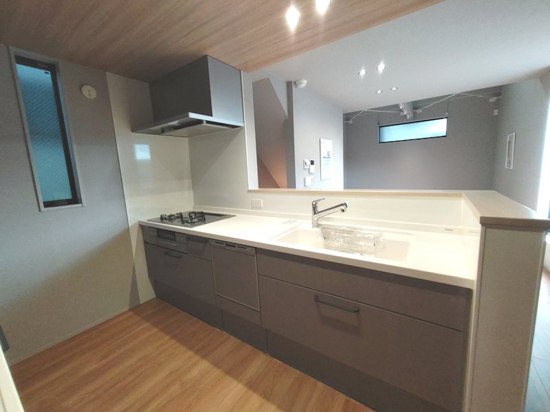 宮之阪3丁目2区画新築分譲住宅2号棟 ご家族とのコミュニケーションに食洗器付対面式システムキッチン。嬉しいカップボード付！背面洗面室のスマート家事動線