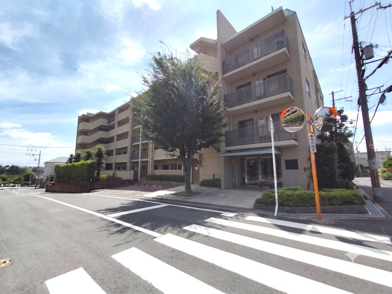 香里ケ丘7丁目の閑静な住宅地内のマンションです。バス停までも徒歩3分