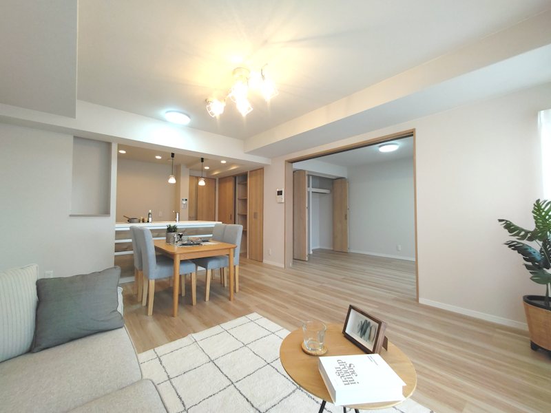 グラン・コープ枚方・香里ケ丘 床材、壁天井クロス張替、建具も新調交換　南東向きバルコニーに面した明るいLDK、隣接に洋室があり解放感があります。