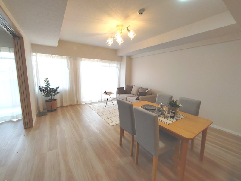 グラン・コープ枚方・香里ケ丘 床材、壁天井クロス張替、建具も新調交換　南東向きバルコニーに面した明るいLDK、隣接に洋室があり解放感があります。