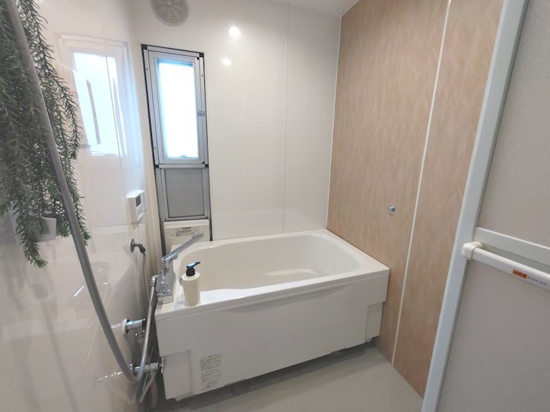 藤阪ハイツD6号棟 パネル上張り工法で浴槽も新調交換