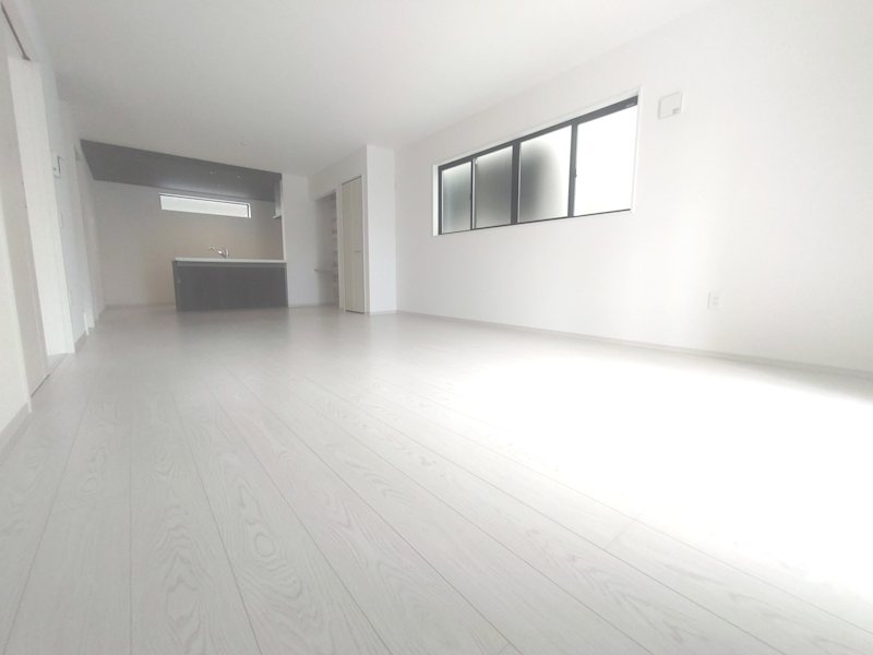 私部5丁目限定1邸新築分譲住宅 広々21.7帖のLDK、収納庫やカウンター設置　キッチン横洗面所のスマート家事動線