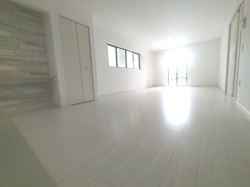 私部5丁目限定1邸新築分譲住宅 広々21.7帖のLDK、収納庫やカウンター設置　キッチン横洗面所のスマート家事動線