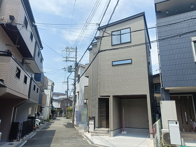 落ち着いた色合いの外観が魅力の戸建。ビルトインガレージ付きで、大切なお車を雨風から守ります。周辺は閑静な住宅街で穏やかな暮らしが叶います。